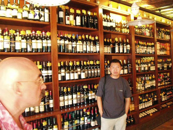 А. Бильжо и А. Магай в винном магазине         | Венеция _ Биеннале 2004