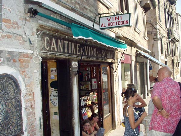 Андрей Бильжо около магазина «Cantine dei Vino Schiavi» напротив домика Тинто Брасса       | Венеция _ Биеннале 2004