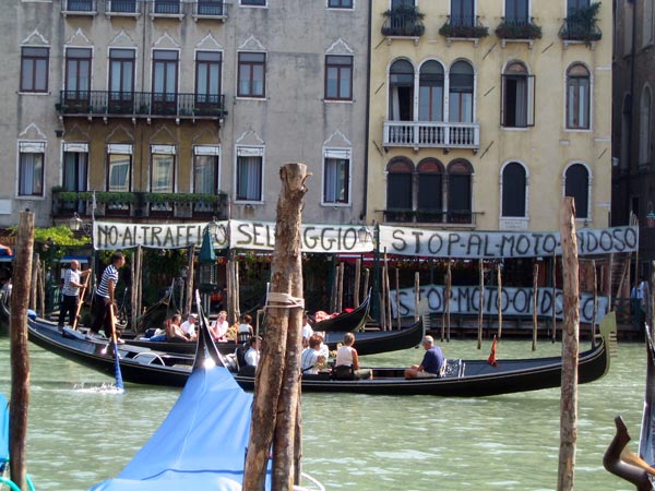 протест против моторных гондол       | Венеция _ Биеннале 2004