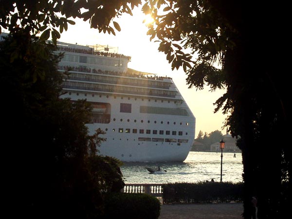 двенадцатиэтажный корабль на фоне Венеции        | Венеция _ Биеннале 2004