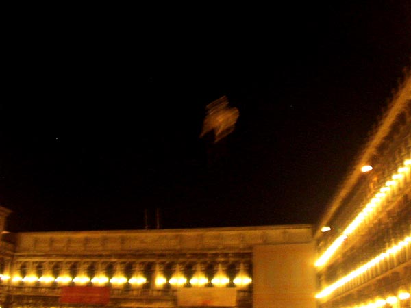площадь Сан-Марко, ночь, летающий долматинец       | Венеция _ Биеннале 2004