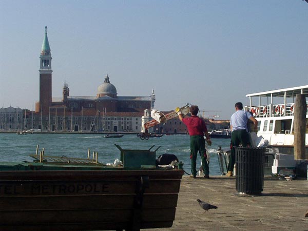 Венецианский мусоровоз     | Венеция _ Биеннале 2004